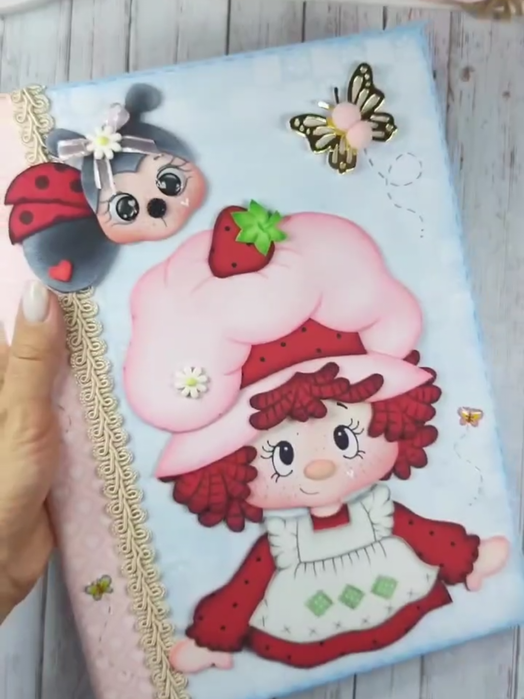 27/04/2024. Hoje faz exatamente um ano desse projeto lindo, de pura nostalgia, feito com muito carinho. Apostila Apliques Moranguinho, uma das minhas queridinhas! ❤️🥰🌸✨ A apostila tem moldes de três modelos da Moranguinho, sol, joaninha e oito papéis digitais. Disponível no nosso site.  www.mimosepresentesartesanatos.com.br . . Stencils @patriciacoelho_eva  Produtos para artesanato @grazy_vassoler  Molde durável de olhinhos @lacosmagicoscriacoes  . . . . . . . . . . . . . . #moranguinho #cadernospersonalizados #colorido 