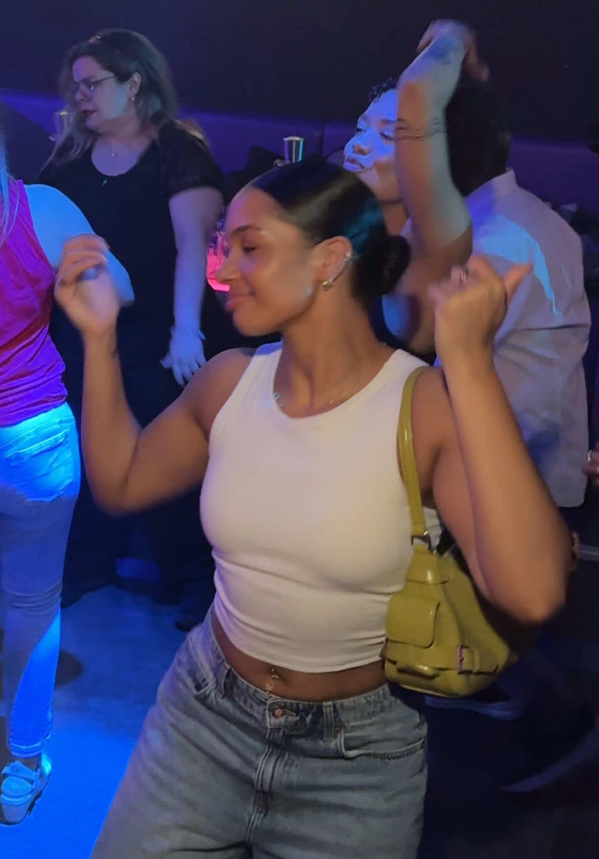 Kölner Nächte sind magisch! ✨🔥 Wenn die Beats steigen, die Lichter flackern und die Tänzerinnen die Tanzfläche erobern – pure Energie! 💃🎶 Spüre den Rhythmus und genieße den Moment! #Dance #Party #Club #Nightlife #Tanzen #GirlsNightOut #Köln #NightClub #NightVibes #Cologne #Girls #Dj #Latin #Afrobeats #Latinbeats 