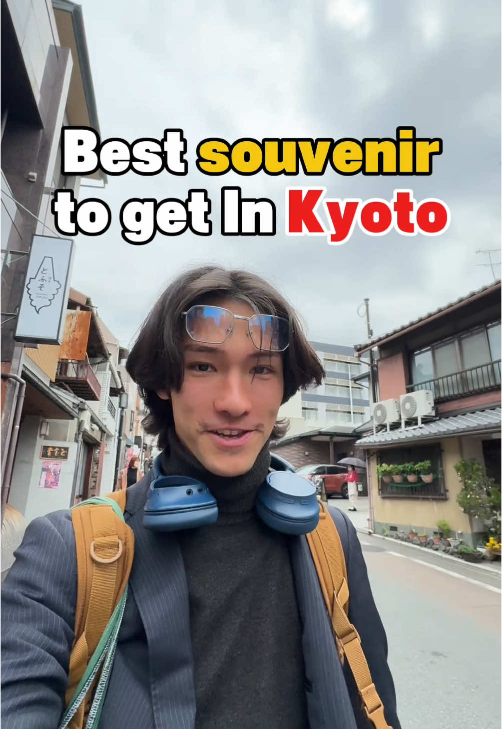 Let me introduce a traditional Japanese footwear shop located next to Higashiyama Bookstore at the foot of Kiyomizu-dera Temple in Kyoto! The pair of geta (wooden clogs) I bought there are especially wonderful — they feel incredibly cool in the summer, and the sound of the wooden soles with each step is just amazing! #japan #japantravel #kyoto #japon #tokyo #souvenirs #voyage #Travel #tourism #guide #Vlog #culture #japaneseculture #fyp