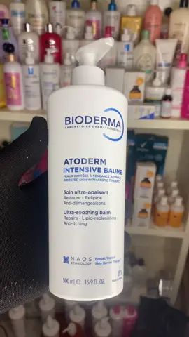 Tu as la peau très sèche, irritée ou sujette à l’eczéma ? Ce baume est fait pour toi !**   Le **Bioderma Atoderm Intensive Baume** est un soin ultra-apaisant qui restaure la barrière cutanée, soulage immédiatement les démangeaisons et hydrate intensément.   Formulé pour les peaux sensibles à tendance atopique, il convient aussi bien aux adultes qu’aux enfants.   **Résultat : une peau nourrie, apaisée et protégée durablement.**   Disponible en flacon-pompe 500ml.   **Marché du Monde**, toujours là pour ta peau. #Bioderma #Atoderm #malitiktok🇲🇱 #tiktokfrance🇨🇵 #cotedivoire🇨🇮 #senegalaise_tik_tok 