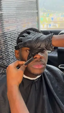 Lip Prank 😂 #barberprank #lipprank #prank #funny #hilarious #trynottolaugh #fyp 