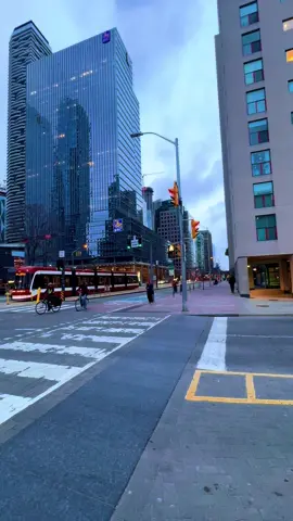 #canada_life🇨🇦 #greatcanada #downtowntoronto🇨🇦 #traveltoronto #foruyou #downtowntoronto #cntower 