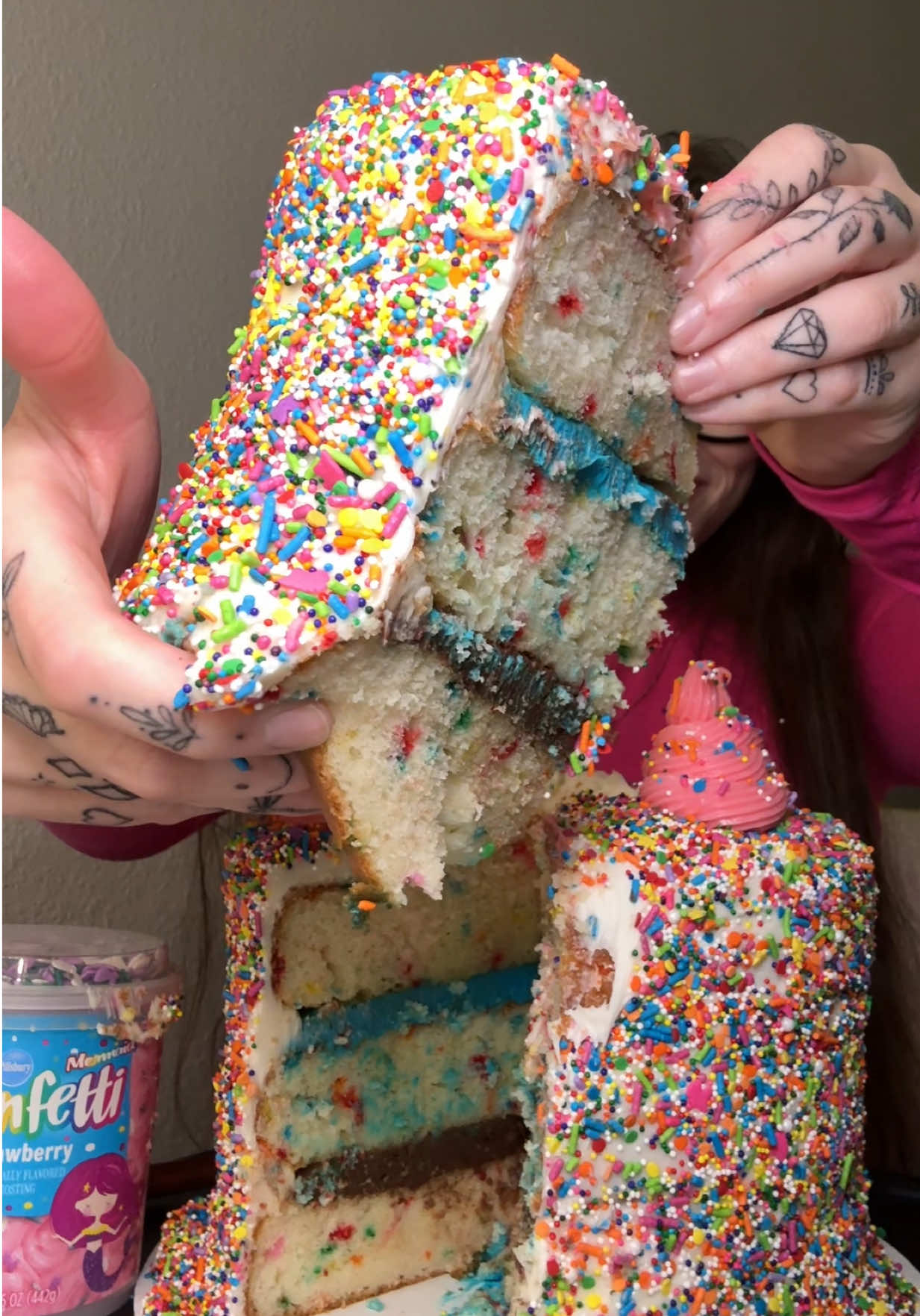 making this yummy funfetti cake was so much fun💓 @Funfetti #funfetti #funfetticake #cake #sprinkles #cakelover #frosting #mukbang #mukbangeatingshow #asmr #asmreating #asmreatingsounds #eating #eatingsounds 