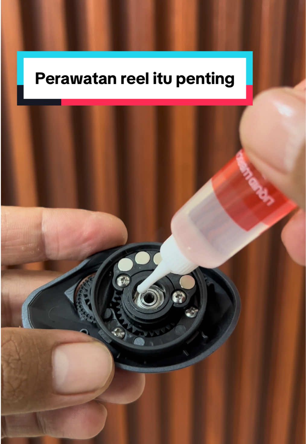Oil penting untuk perawatan reel pancing kamu. #mancing #mancingmania #oilreel #casting #perawatanreelpancing #seasir #minyakreel #trending #fypシ゚ #fyp 