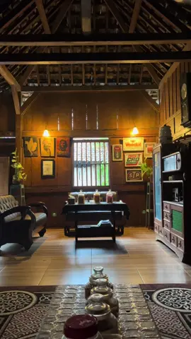 Suasana hujan pagi hari di rumah kakung… #rumahkakung #rumahtua #rumahjoglo #rumahlimasan #rumahjawa #rumahclassic #rumahidaman #rumahjati #banyuwangi #fyp #tempodulu #nostalgia90an #nostalgia 