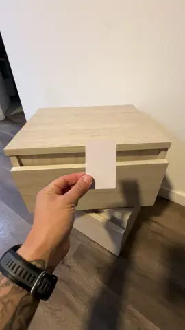 Te presentamos nuestra nueva línea de muebles inteligentes. Somos Muebles Fisgón, una empresa argentina dedicada a innovar en el diseño de muebles funcionales y seguros. Este set incluye dos mesitas de luz: una con compartimiento secreto y otra tradicional, ambas diseñadas en conjunto para mantener la estética del dormitorio. La mesita con compartimiento oculto se desbloquea con una tarjeta magnética exclusiva, que solo vos tenés y sabés cómo usar. Ideal para proteger objetos de valor de manera segura y discreta, sin alterar el diseño de tu espacio. ¡Innovación, diseño y seguridad en un solo producto! Hacemos envíos a todo el país. 