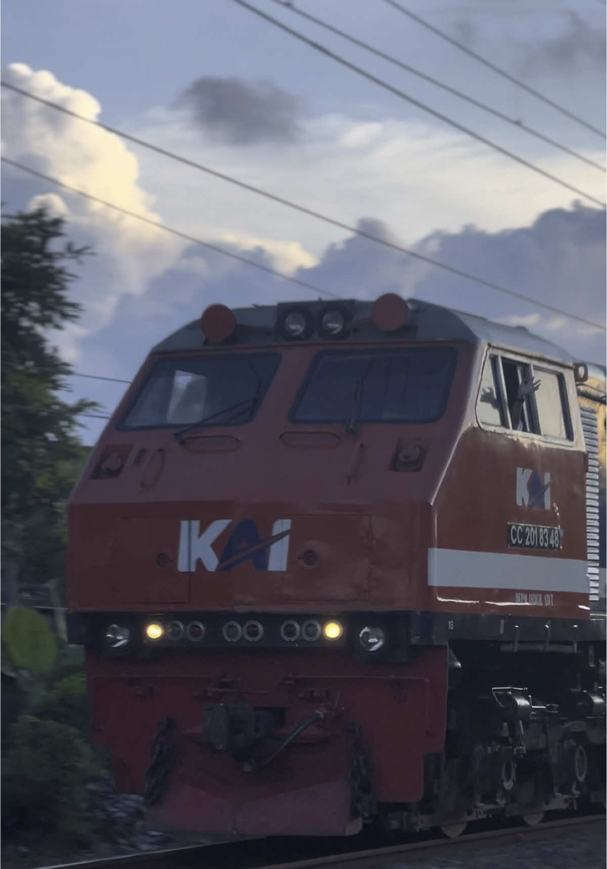 KA Bengawan 282 Ekonomi Pasar Senen- Solo Balapan CC 201 83 48 RNB ( Rombak 203)  #kai #keretaapi #kereta #keretaapiindonesia #bengawansolo #cc201 #keretaapikita #xyzabc #beranda #yogyakarta #fyp #foryou 