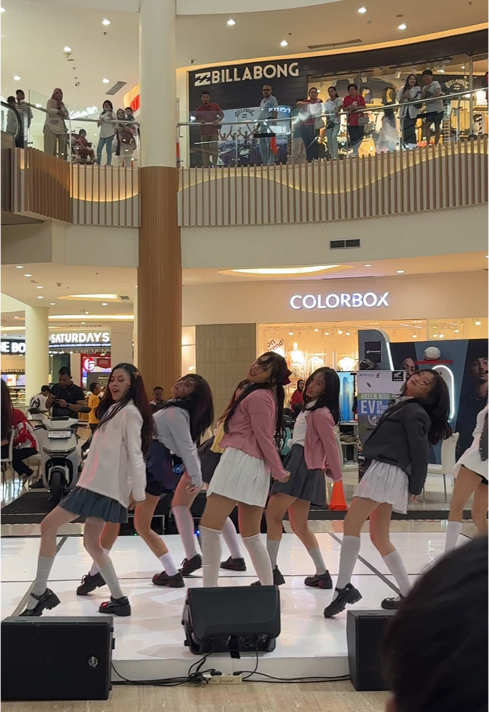 h2h cabang NTB nih yeorobun 😚🩵🩵 omo!  Follow adek adek gemes di ig yaa: @vivizyoffc  #h2h #hearts2hearts #dancecover #coverdance #kpop #kpopfyp #kpopdance #kpopcover #kpopdancecover #smentertaiment #fyp #fypage #fypシ゚ 