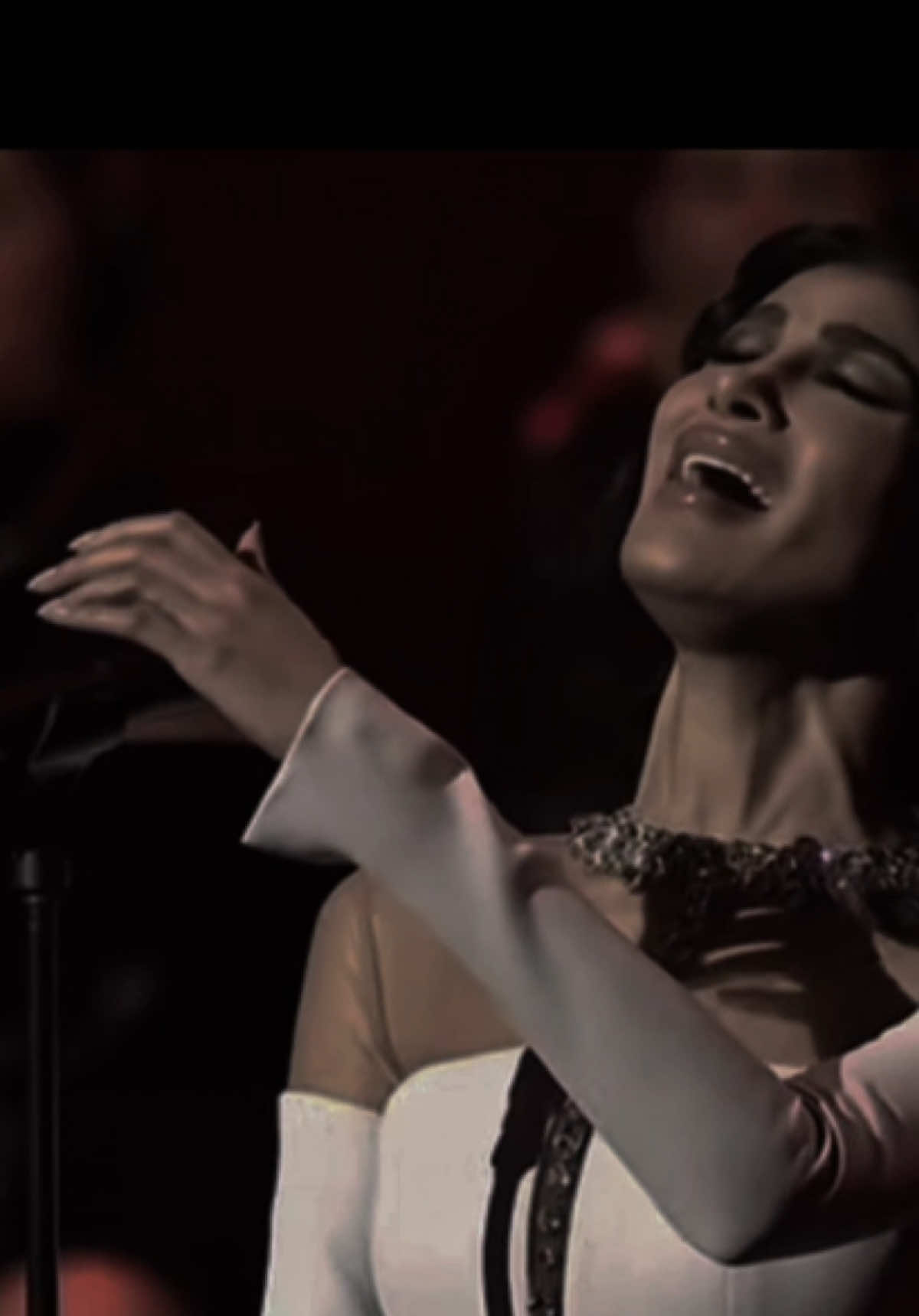 - تطمن نمت فغيابك ولو كان الالم سهران 🖤🖤  . . #اميمة_طالب @Oumaima Taleb 