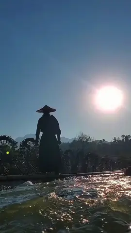 Tam Quốc Diễn Nghĩa . Trường Giang cuồn cuộn chảy về đông?  Bạc đầu ngọn sóng cuốn anh hùng,  Thị phi thành bại theo dòng nước,  Sừng sững cơ đồ bỗng tay không.  Núi xanh nguyên vẹn cũ Bao độ ánh triều hồng,  Bạn ngư tiều dãi dầu trên bãi,   đã quen gió mát trăng trong,  Một vò rượu nếp vui gặp gỡ, Chuyện đời tan trong chén rượu nồng. #kedungoan #tamquocdiennghia #thuyhu #lámung #yenthanh #lukhac #bohanh #daihiep #cotrang 