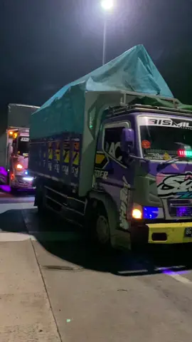 Jangan lupa ngising @𝘼𝙙𝙚𝙚𝙚𝙚𝙚𝙚𝙚𝙚𝙚𝙚⚡️ #storysopirtruk #foryoupage #krodong_mania_indonesia #xybca #gapernahfyp #gapernahfyp #sopirabiezzzz #viral #sopirtruckindonesia🇮🇩 #sadvibes🥀 #fypシ゚viral🖤tiktok #sodrekersindonesia #foryou #lampungpride #ciagatransport #fyp 