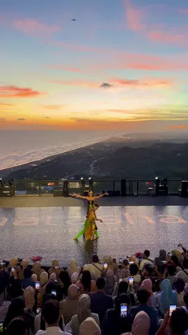 Pernah bayangin ketemu Rama & Sinta di atas tebing dengan pemandangan laut Jogja? Di Obelix Sea View, dongeng jadi nyata Obelix Sea View lagi hits banget karena pertunjukan Rama Sinta di tengah sunset yang romantis. Nggak cuma lihat view laut dari ketinggian, kamu juga bisa nonton kisah cinta legendaris yang bikin liburan makin berkesan! Mau nonton langsung? Yuk, liburan ke Jogja bareng kami! Klik link di bio buat cek paket wisata lengkapnya!” SEWA MOBIL + DRIVER JOGJA ➡️PAKET WISATA JOGJA ➡️GROUP & FAMILY TRIP ➡️SOLO TRIP ➡️PRIVATE TRIP #sewamobiljogja #wisatajogja #paketwisatajogja #tourwisatajogja #tripwisatajogja  #obelixseaview 