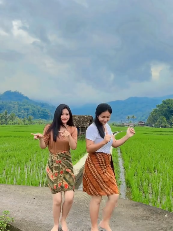 Dua gadis cantik joget di alam pedesaan  #pedesaan #alam #sawah #sungai #hiburan_tiktok_beranda_fyp 