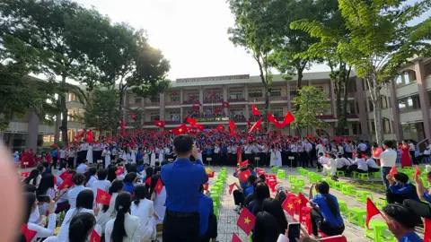 Không chỉ có những người cầm súng ngoài chiến trường mới yêu nước, mà bao thế hệ học sinh Việt Nam cũng góp phần làm nên chiến thắng vĩ đại ngày 30/4 bằng chính những việc làm giản dị mà đầy ý nghĩa. Họ chăm chỉ học tập, giữ gìn chữ quốc ngữ, viết nên những bài văn, những bài thơ ca ngợi quê hương đất nước. Họ tham gia phong trào đấu tranh trong học đường, treo cờ, rải truyền đơn, kêu gọi tinh thần yêu nước trong thanh thiếu niên. Có những bạn trẻ âm thầm tiếp tế lương thực, che chở cho bộ đội, giấu tài liệu bí mật. Dù không trực tiếp cầm súng, những việc làm của họ như những giọt nước góp vào dòng sông lớn, góp phần đưa đất nước đến ngày độc lập, tự do. Ngày 30/4 — là ngày tôn vinh không chỉ người lính mà còn là niềm tự hào của bao trái tim trẻ tuổi luôn thầm lặng yêu nước, dựng xây Tổ quốc bằng cả trí tuệ và lòng dũng cảm!#30thang4 #ngàygiảiphóngmiềnnam #a10 #truongthptphuquoc 