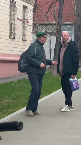 Люди чёрствые, не видят, что котик голоден…. 👇👇👇 👀в телеге ещё больше видевсов👀 ‼️Ссылка в описании канала‼️
