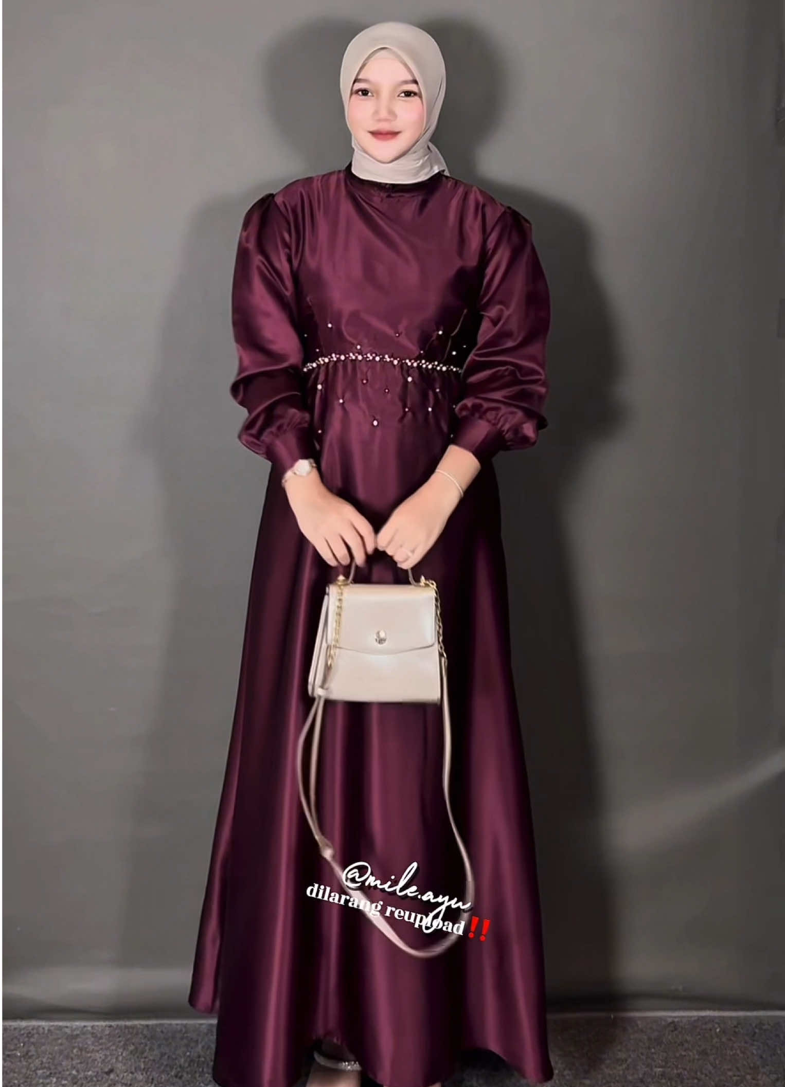 suka bgt sama dressnya. simpel tp cantik nan elegant. buat lebaran haji cakep jugaaaa😍😍 . . . . . . . . . . . . #dress #dresses #OOTD #ootdfashion #ootdhijabstyle #ootdinspo #ootdinspiration #ootdhijabsimple #outfit #outfitideas #outfitinspo #outfitinspiration #ootdhijab 