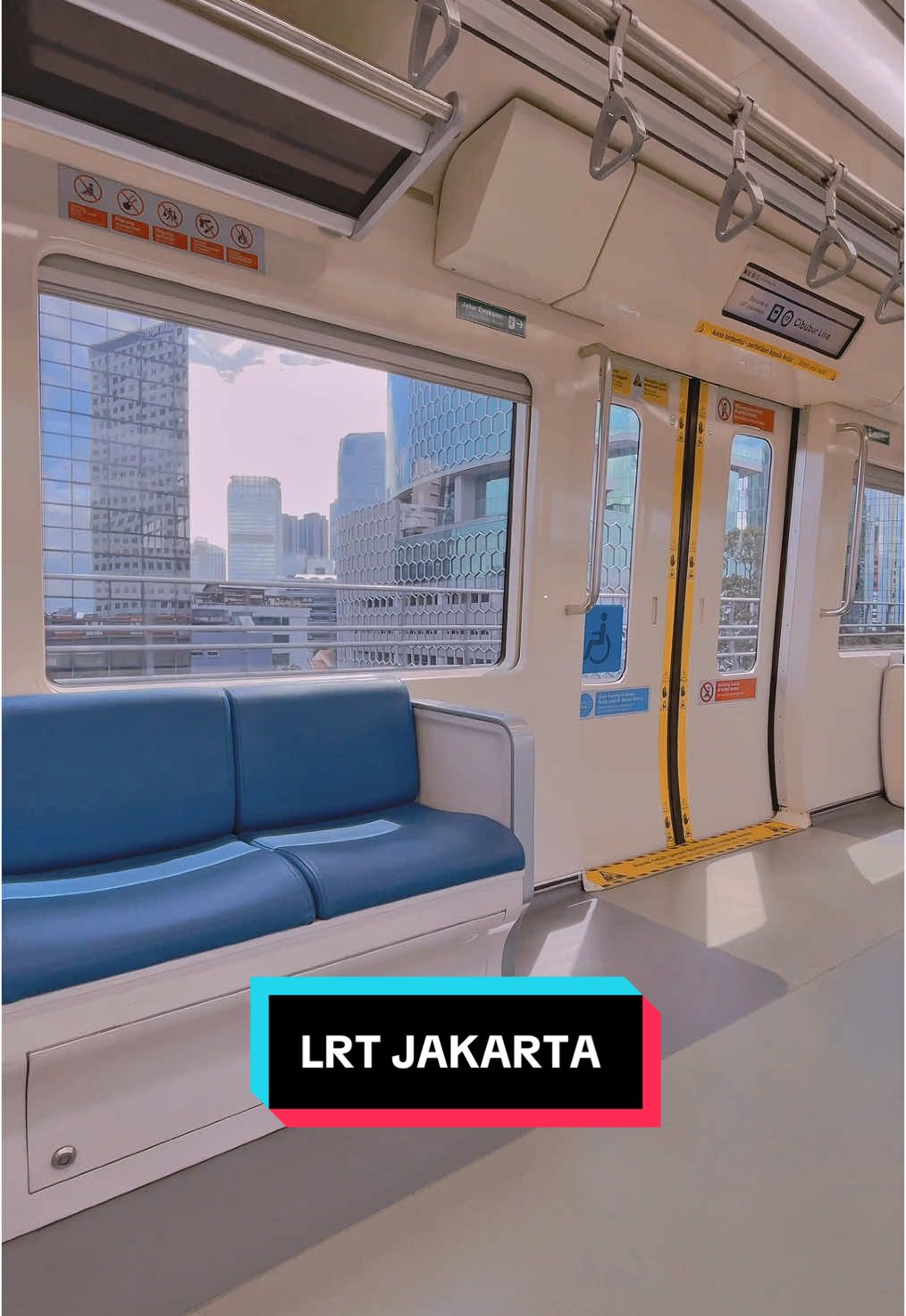 Transportasi umum di Jakarta emang terbaik dari daerah lainnya. Banyak pilihannya tapi pengguna LRT emang lebih tertib dari pengguna transum lainnya.  • • • #jakarta #lrtjakarta #city #keretaapiindonesia #vibes 