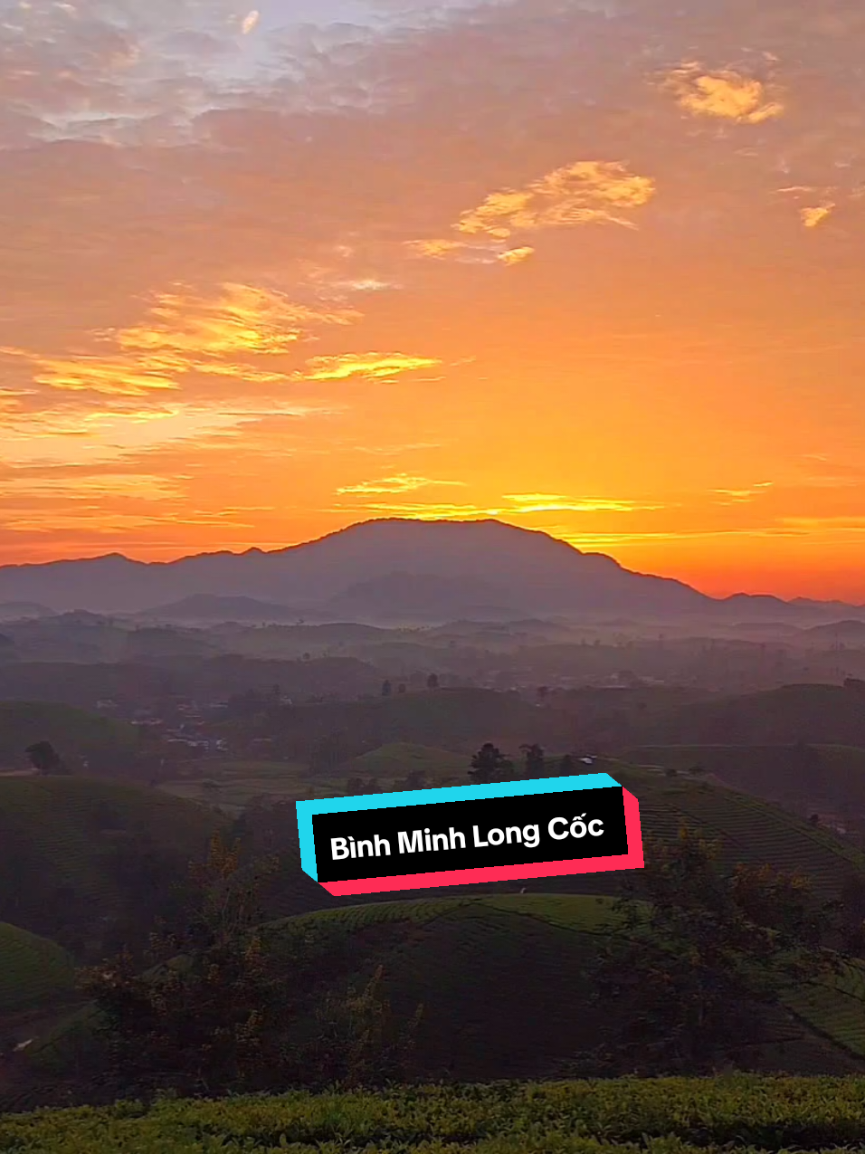Là đâu đó giữa chập chùng núi và non kia. Nằm trên đồi hút điếu thuốc và ở trong túi là lon bia. #sanmay #amazinglongcoc #vqgxuanson #trekking #doichelongcoc #phutho #dulich 