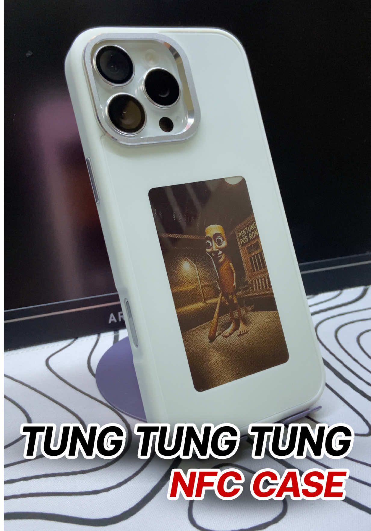 ตอบกลับ @คิวจ๋วย!! Tung Tung Tung Sahur ใครอยากได้เคส NFC ที่เปลี่ยนรูด้านหลังเป็น Tung Tung Tung Sahur ได้ แนะนำตัวนี้เลย ใช้พลังงานจากระบบ NFC ไม่ต้องชาร์จแบต ไม่มีแบตเตอรี่ รองรับตั้งแต่ iPhone 13/14/15/16 . . #nfccase #iphonecase #mobilecase #casenfc #caseiphone #tungtungtung #brainrot #tralalerotralala #brrbrrrpatapim #meme #ylreview #tecktok #fyp #foryou #capcut #เคสเปลี่ยนรูปได้ #เคสไอโฟน #เคสมือถือ #เคสnfc #ทุงทุงทุง #ยังแอล #ยังแอลรีวิว #รีวิวไอที #ไอทีรีวิว #เทคนิคดีบอกต่อ #รอบรู้ไอที 