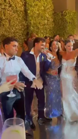 La reina de todos los ángulos 😁 #sastre #outfit #Amigos #hermanos #2025 #AustinPalao #paratiiiiiiiiiiiiiiiiiiiiiiiiiiiiiii #peru🇵🇪 #paratiiiiiiiiiiiiiiiiiiiiiiiiiiiiiiiiii🦋 #matrimonio #alejandrabaigorria #said #novia #austinpalao #lareina 
