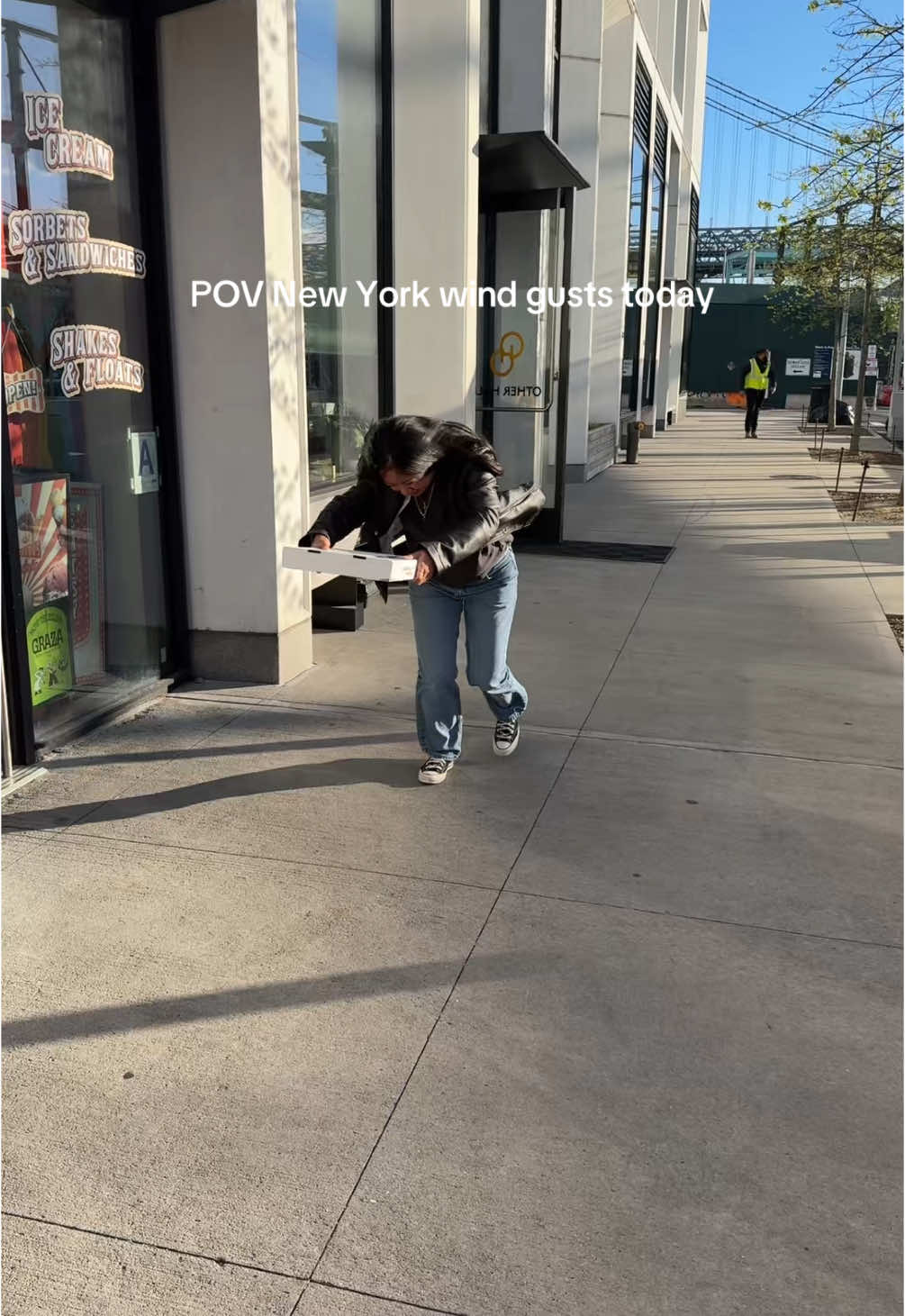 Almost flew away   🌬️💨          #fyp #fypシ #foryoupage #fypシ゚viral #funny #funnyvideos #relatable #newyorkcity #nyc #nyclife #williamsburg #brooklynbridge #nyctiktok #explore #explorepage 