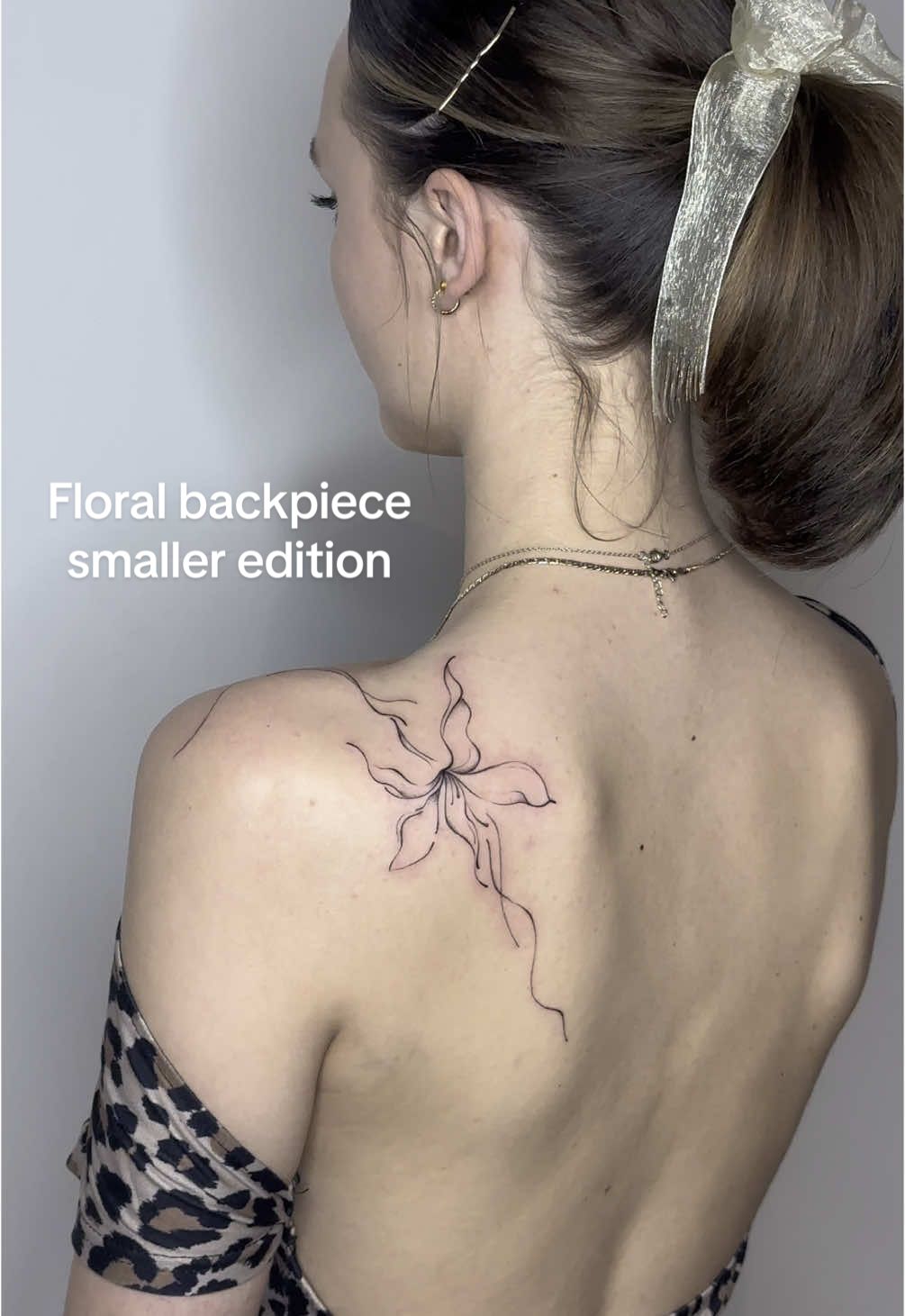 This is her first tattoo🥹🤎#tattooideas #inspiration #backtattoo #floral #backpiecetattoo #abstract #abstractflowers #lilytattoo #flower #girlwithtattoos #spinetattoo #fineline #freehand #stencil #flowy #finelinetattooartist #enschede #cute #abstractflow #finelinetattooartist #tattooideasforgirls #smalltattoo 