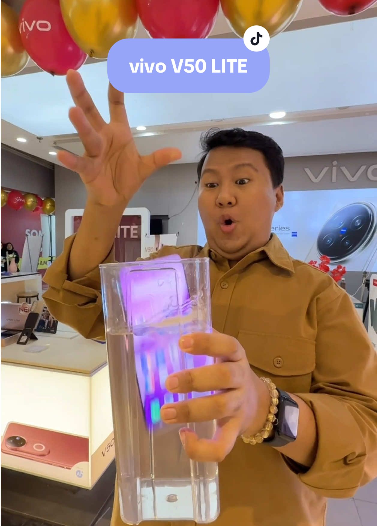 Vivo ada aja gebrakkannya! Vivo V50 Lite ini juga gak kalah kuat ya… Dengan harga lebih terjangkau, kalian juga bisa dapat hp yang #LebihTipisLebihKuat  Udah tahan banting dan tahan air juga, beli ini dijamin gak rugi sih. Ayo langsung dapetin vivo V50 Lite sekarang! @Vivo Medan 1  . #i#infoasikdimasA#AyoKitaInfoinm#medanh#handphonemurahh#hpbaruv#vivov#vivoV50v#vivoV50Liter#rekomendasihpv#vivomedanGrahaInsanSurya 