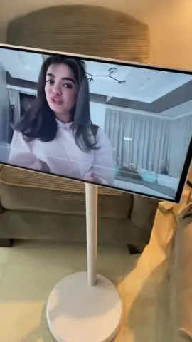 الشاشة الاكثر طلباً ومبيعاً على مستوى المملكه اخر ست اشهر🤩🤩🤩 قبل تسألون الشاشة يشبك عليها السوني حجم٣٢ بوصه وحجم٢٧ بوصه  الاسعار حجم ٢٢ بوصه الموجود بالمقطع٢٦٦٠ ريال  حجم٢٧ بوصه يمدي تلعبون فيه سوني٣٣٠٠ ريال حجم٣٢ بوصه يمدي تلعبون فيه سوني ٤٤٠٠ ريال والتوصيل مجاني  الشاشة تشتغل بالشحن تشحنونها ساعتين تقعد معكم٧ ساعات  الشاشة يجي معها ريموت تحكم عن بعد وتشتغل باللمس بعد🤩 يمدي تشبكون عليها سماعات بلوتوث تشتغل بالشاحن وبدونه عادي تشتغل وهي على الشاحن فيها كفرات تتنقل معكم كل مكان الحامل يجي معها وتركيبها سهل مره كلشي تحتاجونه عشان تتركب يجي معها  رابط الطلب بالبايو👆🏻🤍 #نجلاء_الودعاني #اكسبلورexplore #زوجة_شمشون 