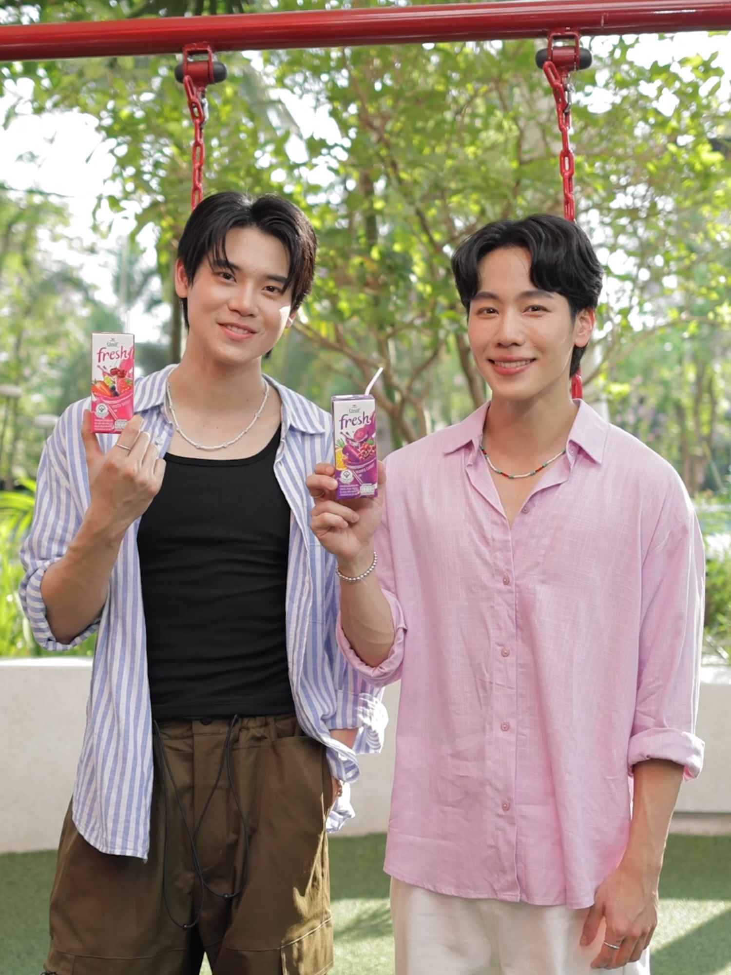 จังหวะแอบมอง จังหวะแอบคว้า👀 ซัมเมอร์นี้สุดฟิน!หยิ่น-วอร์ท้าลองยูนิฟ เฟรช โฉมใหม่🎊 แพคเกจใหม่สวยสดใสแบบตะโกน จนต้องคว้ามาลองกับ 5 รสชาติ 5 สไตล์ 💜 อร่อย สดชื่น ครบจบฟิน หยิ่นวอร์คอนเฟริ์ม💯 #ยูนิฟเฟรช #ยูนิฟเฟรชโฉมใหม่ #Uniffresh #โฉมใหม่แต่อร่อยไม่เปลี่ยน