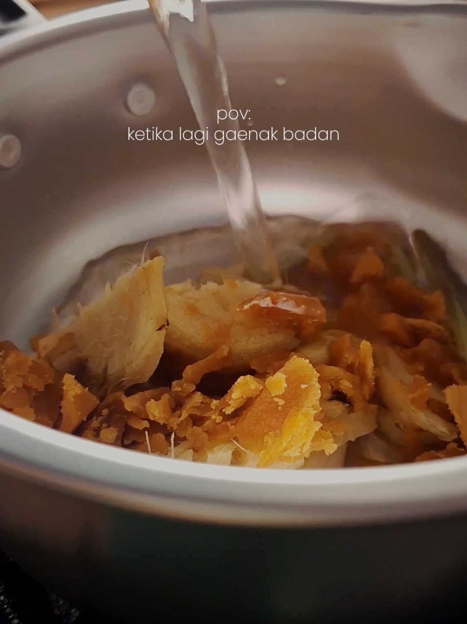 Dulu meriang dikit minum obat, sekarang meriang dikit bikin wedang. Ada yang sama?✋️ #wedangan #wedang #wedangrempah #wedangjahe 