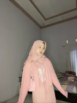 pinkk🫰🏻#fyp #JelajahRomantis #fyppppppppppppppppppppppp #foryoupage #jelajahgajian #jelajahgajian #trending #trend #2025 #keren #moots? #TikTokAwardsID #safaazura #ootdhijab #pink 