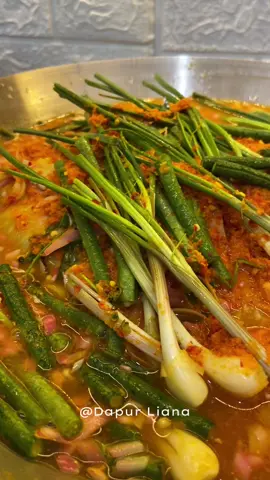 kalau kurang ngerti bentuk bumbunya, bisa di searching bun👌 takaran yang aku buat ini , hasilnya mantull bangett, bagi pemula pasti berhasil bikin ini😍 Ikan Mas Arsik 1/2 kg Ikan Mas ( bolee ikan Nila juga ;dilumuri jeruk dan garam) bumbu halus: 25 bh cabe merah (sesuaikan) 10 bh cabe rawit merah (sesuaikan) 1 jempol kunyit  1 jempol jahe 5 bh kemiri 2 -3 sdm andaliman (giling kasar terpisah aja) tambahan: 10 btg serai (memarkan ;6 btg untuk alas, selebihnya taruh bagian permukaan) 3 bh buah kecombrang (memarkan) 1 bh kecombrang (iris) 1 jempol lengkuas (memarkan) 3-4 asam glugur (saya ganti asam kandis krn stok gak ada) 3 ikat bawang batak  4 lbr daun jeruk 3 lbr daun salam 2 ikat kacang panjang (20 btg) •garam secukupnya  •penyedap rasa secukupnya  •airnya sesuaikan saja, sampai permukaanya tertutup, tutup wajannya yaa •masak dg api kecil saja👌 #arsik #reseparsik #reseparsikikanmas #kulinerindonesia #masakannusantara #arsikikanmas  #makanankhasbatak 