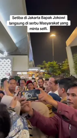 Setiba di Jakarta Bapak Jokowi langsung di serbu Masyarakat yang minta selfi.