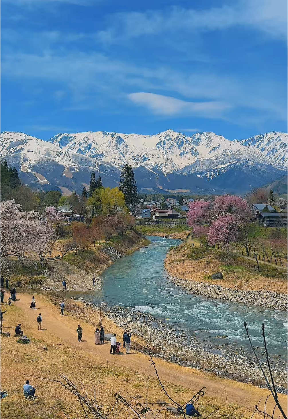 ゴールデンウィークにまだどこに行くか迷ってる人は必見‼️ 桜もまだ見頃だし天気予報も良さげだから長野に来たら間違いなく最高のGWを過ごせるよ👍 #日本 #japan #長野 #gw #絶景 #おすすめ