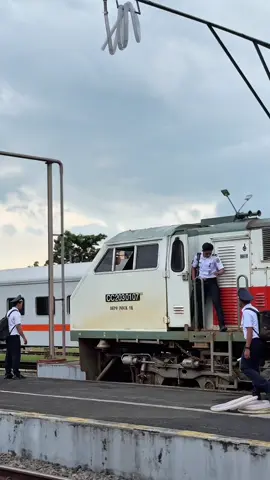 Pergantian masinis KA 90 Gaya Baru Malam Selatan #masinis #masinisindonesia #ramah #gbms #cc203 #keretaapi #keretaapiindonesia #ayonaikkereta #kai121 #fyppppppppppppppppppppppp 