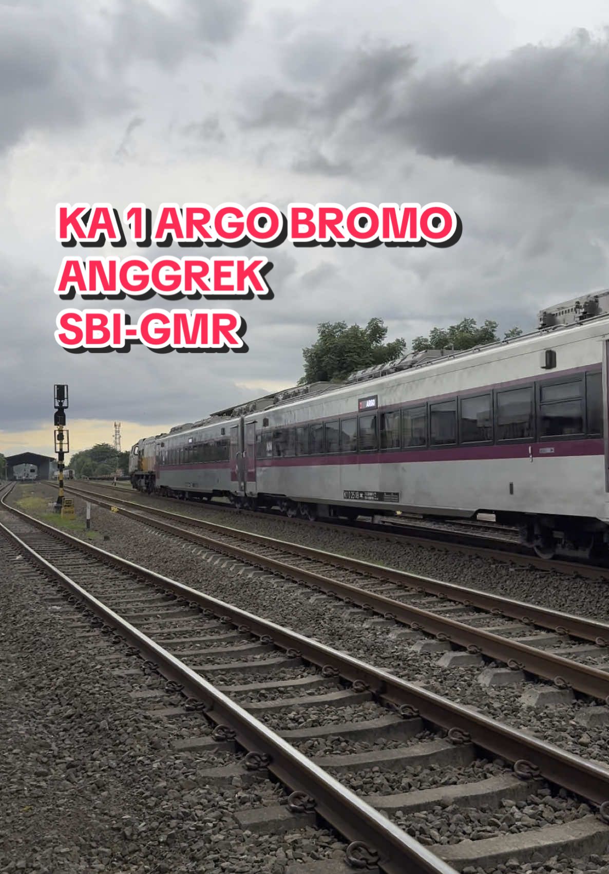 Terlambat auto full S35 sepanjang jalan💨💨 Inframe : KA 1 yang terlambat 18 menit melintas langsung stasiun Karawang sekaligus menyusul KA Serayu #keretaapiindonesia #kereta #keretaapikita #kaiindonesia #kaiuntukindonesia #cc206 #argobromoaanggrek #argobromoaanggrekluxury 