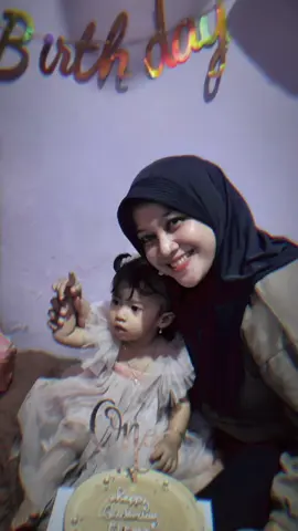 ulang tahun pertama dengan drama meweknya 😂 note : foto diambil di bulan kemarin wkwk #ulangtahunpertama #anakcantikkkk #keluargabahagia #fyp #fypシ゚ 