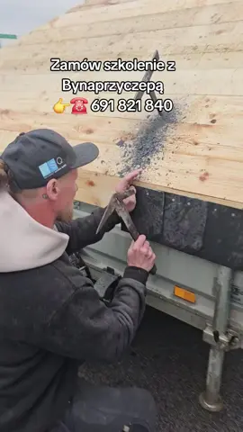 Zwołaj kilku znajomych dekarzy, lub podpowiedz hurtowni w której zaopatrujesz się w materiały, by zaprosiła Bynaprzyczepę na szkolenie.  👉☎️ 69 1821 840 Chłopaki przyjadą i pokażą jak układać dachówkę 2x szybciej! @Byna_Dachowe_Innowacje  to nie tylko spinki, ale cały system, który podwoi Twoją efektywność. To sposób dzięki któremu idealnie dotniesz dachówki do kosza i naroża i ułożysz bez wiercenia i wiązania drutami, a to ma kloczowy wpływ na szybkość Twojej pracy! A łupek SSQ do obróbek wiatrownic i okapów sprawi, że wyróżnisz się na tle konkurencji.   #dachówka #dekarz #łupek #naturalnyłupek #dach 