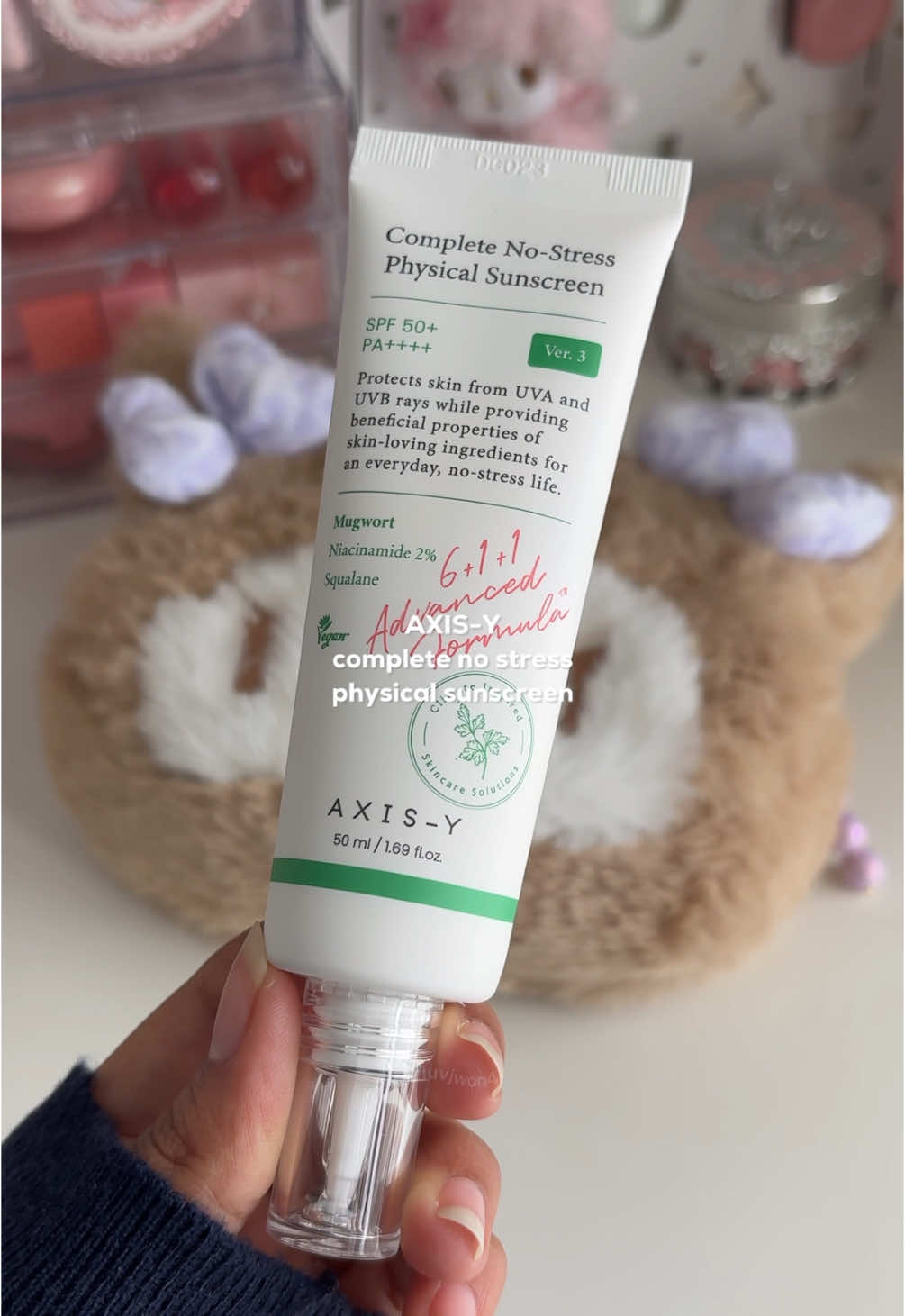 this is the first physical sunscreen that didn't leave me looking grey 🤞🏽 This is the newer version of the AXIS-Y physical sunscreen and it's OTC regulated and FDA approved so it's one of the few Kbeauty sunscreens that can be found in stores in Canada! This has a light and creamy consistency that sits great under makeup and is suitable for sensitive skin as well! @AXIS-Y #axisy #axisysunscreen #physicalsunscreen #otcregulated #kbeautyskincare