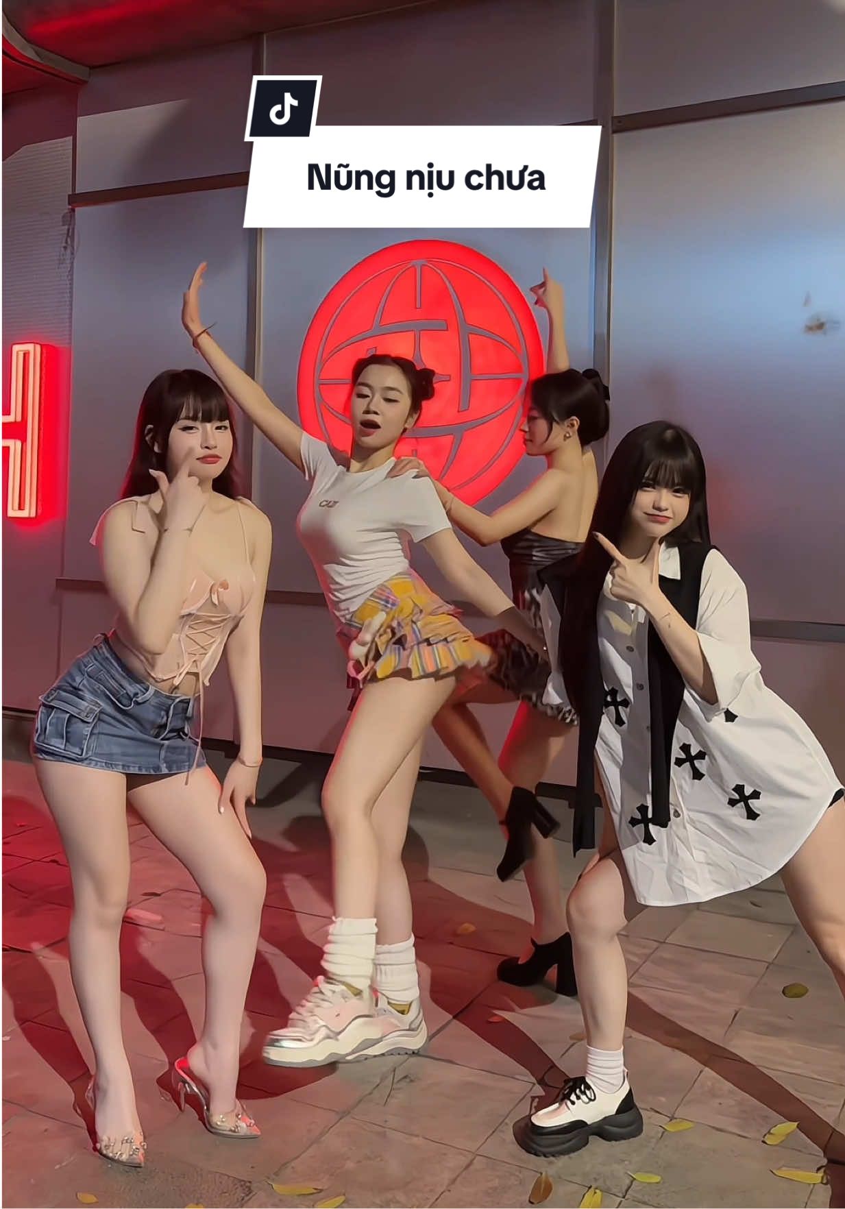 Bắt trend cùng Minh Minh tỷ tỷ nũng nịu chưa ạ #thelavish #loungehanoi #clubhanoi #xuhuong #gaixinh 