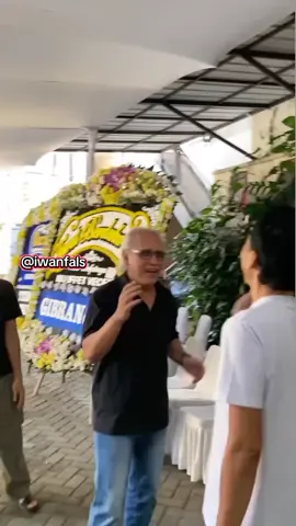 silahturahmi di rumah Bimbim Slank untuk menyampaikan turut berdukacita untuk #bundaiffet #slankersindonesia #musisiindonesia #slankers #turutberdukacita #orangindonesia #oi #iwanfals #bimbimslank #potlot #slank 