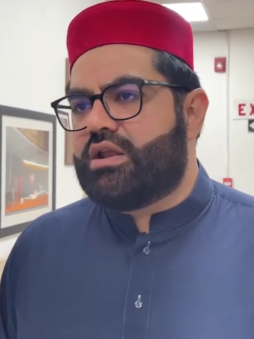 عوام کا کام لڑائی نہیں۔ ہم کسی کے ساتھ نہیں لڑینگے۔ پختونوں کو ایک دفعہ پھر جنگ کیلئے جذباتی کیا جارہا ہے۔ پختون فوج کے ساتھ ہیں لیکن اس دفعہ پنجاب کے عوام بھی تھوڑی ہمت دکھا دے اور فوج کے سنگ لڑ لے۔ ایمل ولی خان مرکزی صدر عوامی نیشنل پارٹی #AimalWaliKhan #AwamiNationalParty #AWK