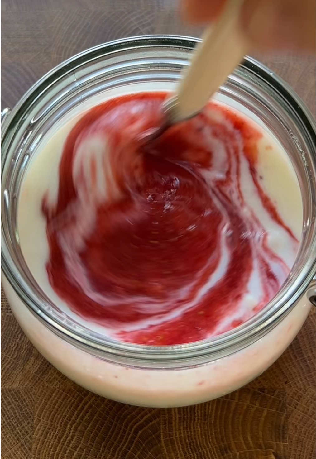 Kefir strawberry chiapudding 🍓 Supports gut microbiome balance, enhances skin hydration and elasticity through omega-3s and probiotics and provides antioxidant protection against skin aging #healthyrecipes #EasyRecipe #antioxidants #guthealth #skinfood #foru #fyp 