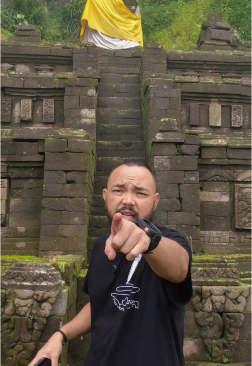 Membacakan titipan kalimat dari DM Instagram di Candi Kendalisada saat pendakian Penanggungan via Jolotundo. Selamat Hari Puisi Nasional.