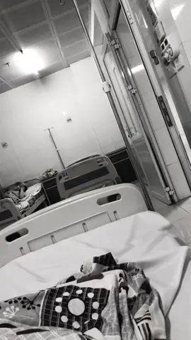 - Đi làm xa gđ có lẽ sợ hãi nhất là lúc ốm đau rồi nằm viện một mình.không phải vì sợ hãi bệnh tật,mà là mỗi khi bác sĩ hỏi ! Người nhà bệnh nhân đâu...? Không có ai bên cạnh mình😊''Đôi khi chỉ muốn khóc, vì cảm thấy tủi thân''