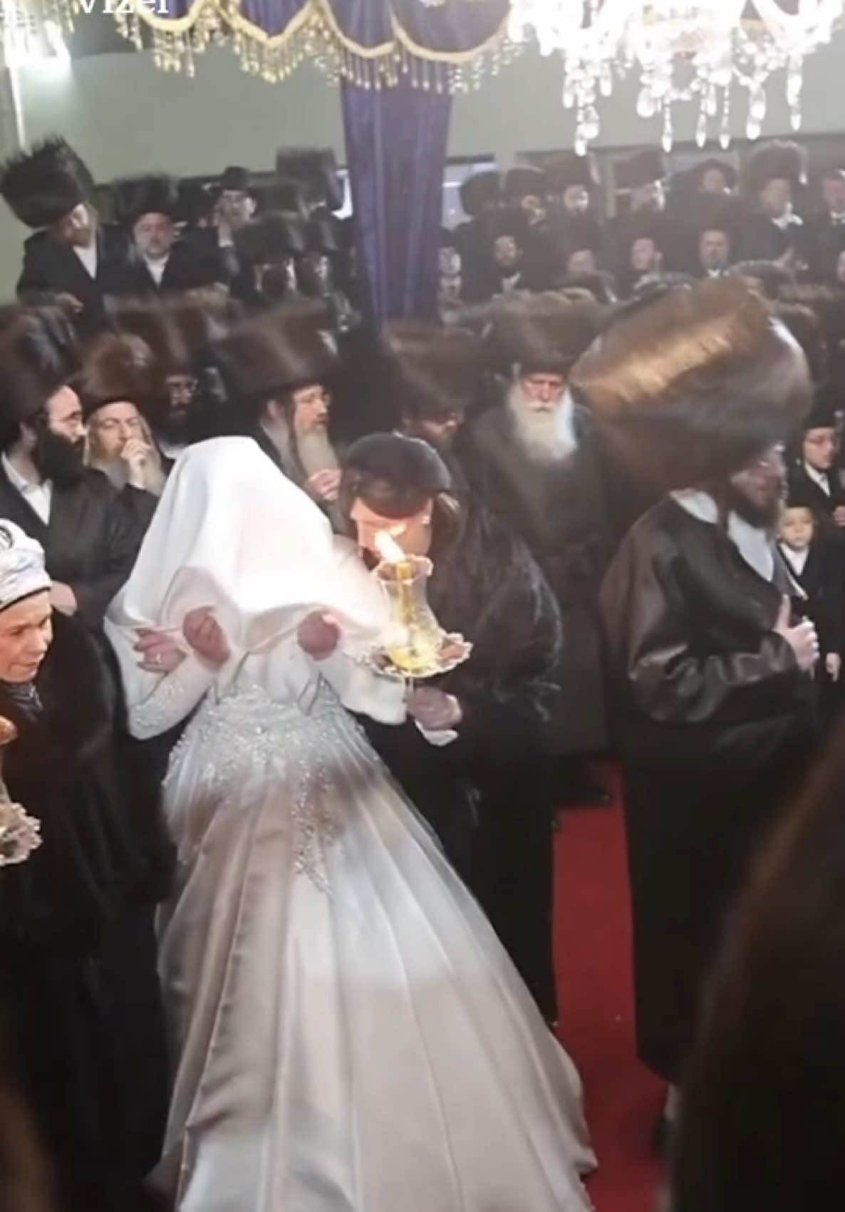 10,000 guests at Hasidic weddings explained… #judaism #bride #wedding #tradition #rabbis #orthodox #orthodoxjewishlife #satmar #bobov #belz