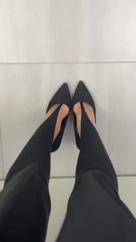 большая тётя снимает тикток в туалете💅🏼
