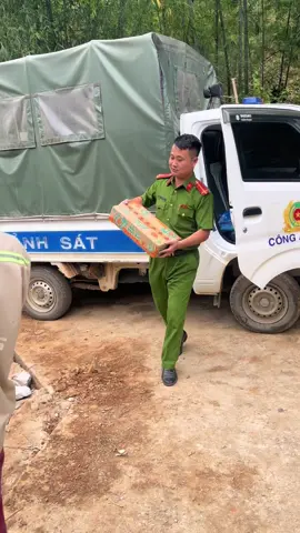 Ông nhờ gửi lời cảm ơn đến quạt của cô @wendy  quỳnh ; gạo, sữa, mắm, dầu ăn của cô @🌻 Yen Thảo ☘️ ; sữa của cô @Mợ Thẩm  ạ#cand #thanhhoa #quanhoa 
