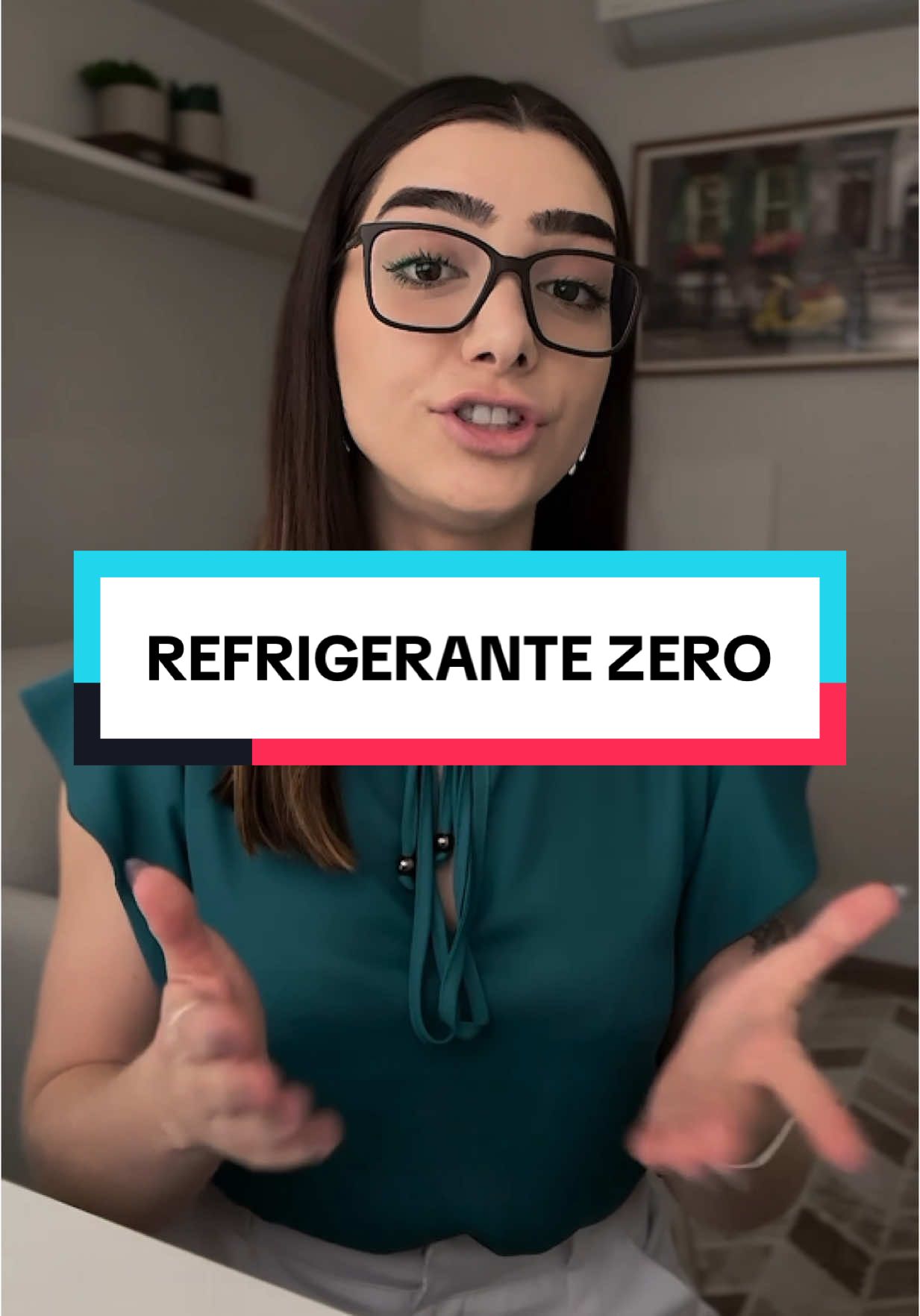 Postei esse vídeo ano passado, porém sempre bom lembrar. 🚨 Não, refrigerante zero não está liberado! 🚨 Eu não fiz esse vídeo para passar a mão na sua cabeça e falar que está tudo bem consumir um litro de refrigerante zero todos os dias contanto que o resto seja controlado - MUITO longe disso. Eu quero te mostrar, com evidências científicas, de que o consumo controlado de refrigerante zero não causa danos à sua saúde, não é um v*neno, não é tão terrível quanto algumas pessoas da internet mostram ser. Ele pode estar na sua alimentação, ele pode fazer parte do seu processo de emagrecimento, ele pode fazer parte do seu final de semana - mas sempre de uma forma controlada e equilibrada. A diferença do v*neno para o rémedio é a dose. Aprendam a controlar as quantidades que tudo pode fazer parte da sua alimentação. E isso eu ensino dentro da Comunidade Grande Gostosa 🍑 (link na bio) REFERÊNCIAS BIBLIOGRÁFICAS 🗞️ Ministério da Saúde. Policy brief: Redução do sódio em alimentos processados e ultraprocessados no Brasil. Brasília, 2022. 🗞️ OMS. Health effects of the use of non-sugar sweeteners: a systematic review and meta-analysis. 2022. 🗞️OMS. Aspartame hazard and risk assessment results released. 2023. . . . . . . . . . . . . . #fyp #nutricionista 