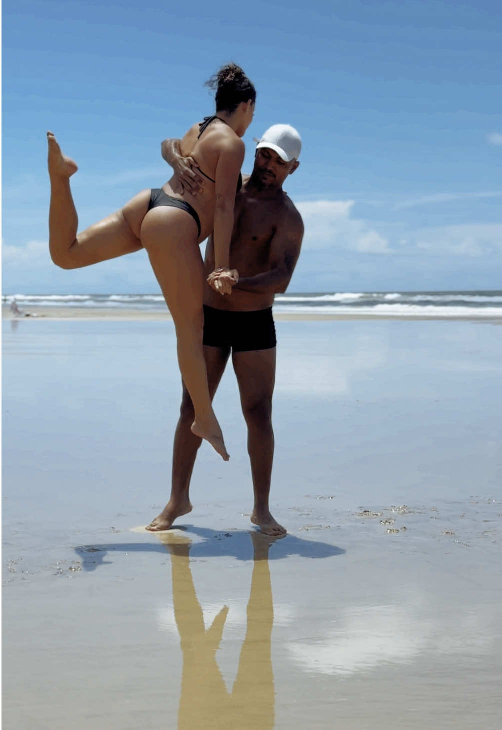 Dançando a três na praia ao som de @Grupo Menos é Mais  🤰🏻🕺🏻💃🏼🏖️  @Criziely Kelman  #samba #praia #gafieira #lovedancing #dancatiktok #menosemais #gestacaotiktok #gravida 